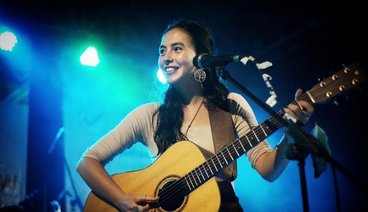 Singel Terbaru Iwan Fals Gandeng Penyanyi Bali Sandrayati Fay